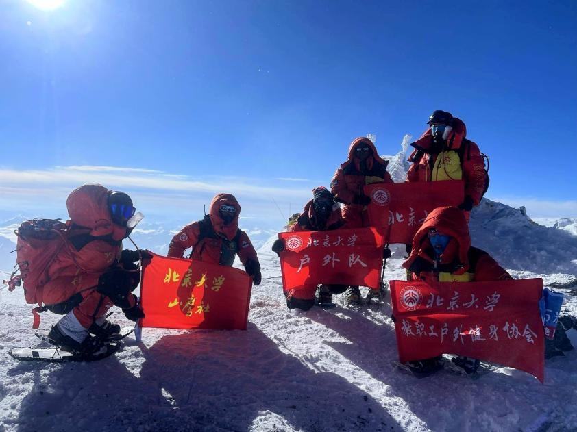 “白雪山喜讯频传，活力满满再攀高峰”