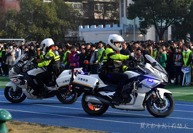 全新力作：现代警界风采——探寻最新警察制服潮流与设计理念